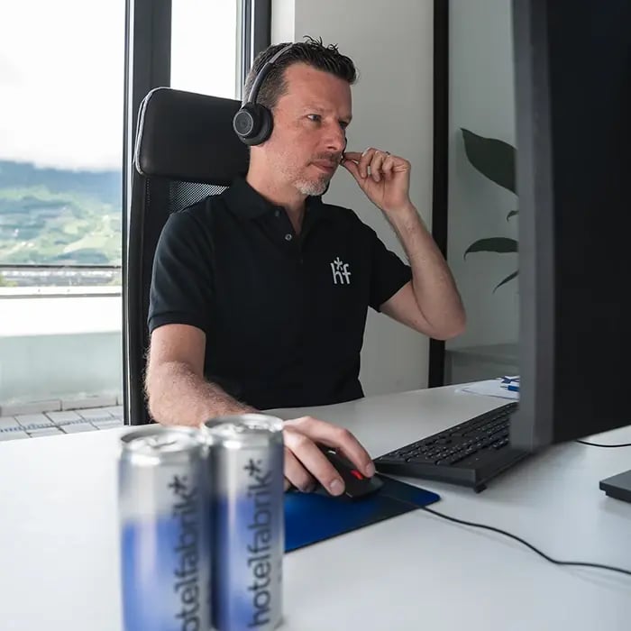 Manuel Riva, co-founder von hotelfabrik